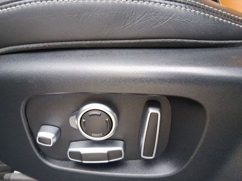 Used 2018 Land Rover Range Rover Velar R-Dynamic SE image 12