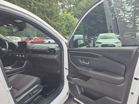 Certified 2025 Honda Pilot Black Edition image 12