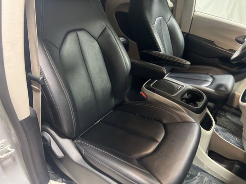 Used 2024 Chrysler Pacifica Touring-L image 10