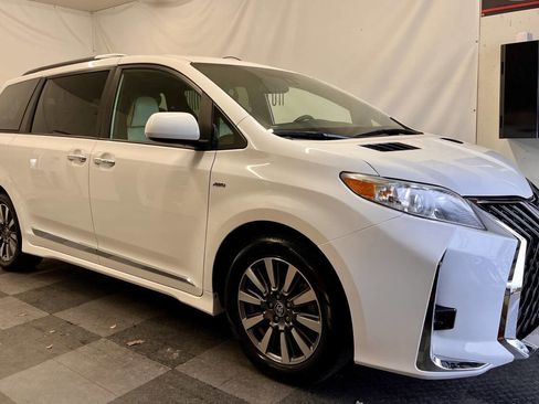 Used 2020 Toyota Sienna LE w/ LE Preferred Package image 2
