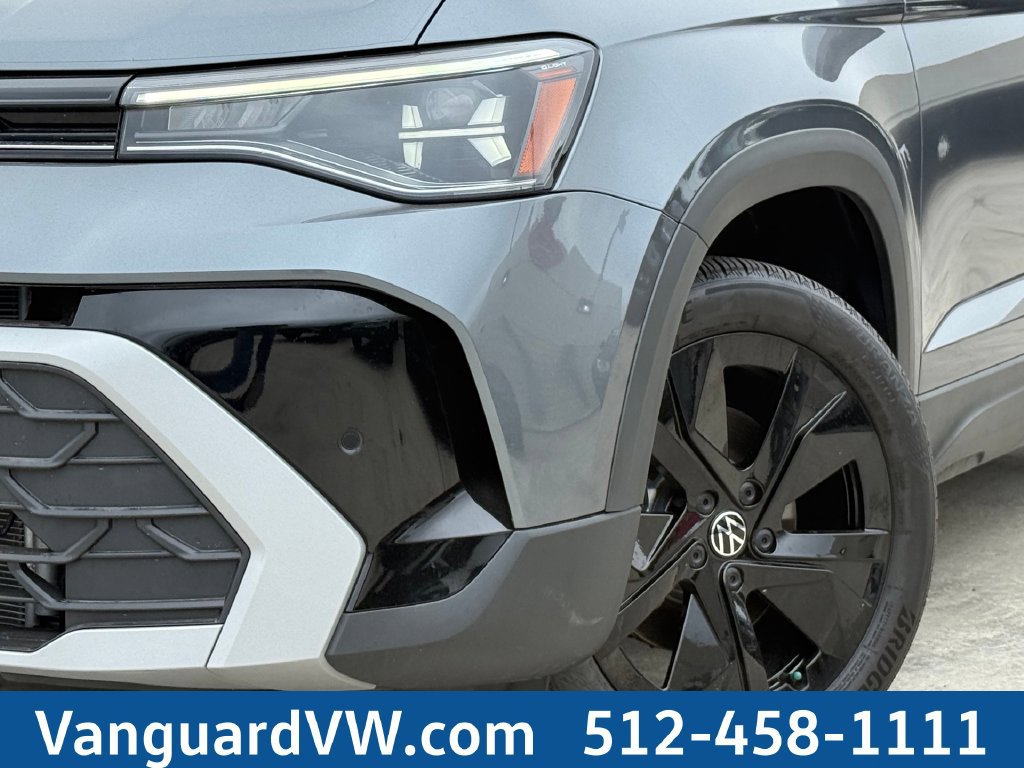Used 2025 Volkswagen Taos SE FWD image 3