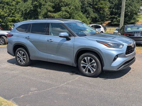Used 2022 Toyota Highlander XLE FWD image 8