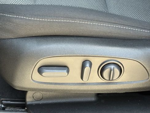 Used 2022 Chevrolet Traverse LT FWD image 27