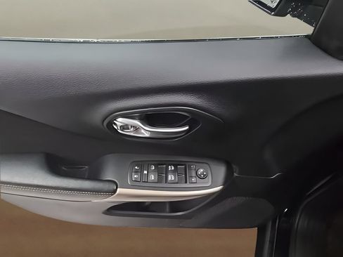 Used 2017 Jeep Cherokee Latitude w/ Safety/Convenience Group AWD/4WD image 10