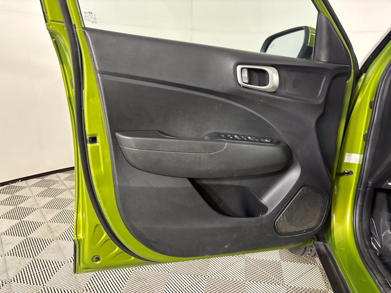 Used 2023 Hyundai Venue SEL FWD image 8