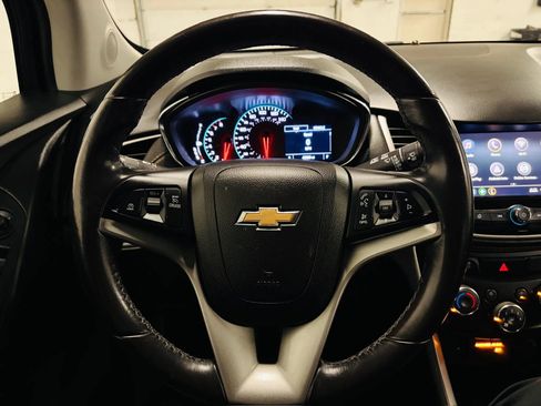 Used 2019 Chevrolet Trax LT w/ LT Convenience Package FWD image 17