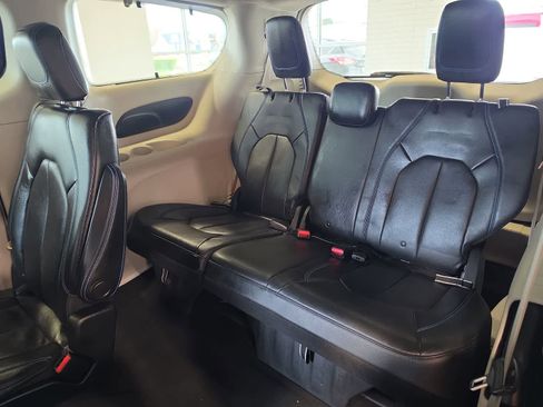 Used 2021 Chrysler Pacifica Touring-L w/ Uconnect Theater Family Group FWD image 29