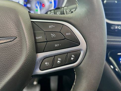Used 2025 Chrysler Pacifica Select FWD image 17