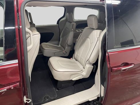 Used 2018 Chrysler Pacifica Limited FWD image 9