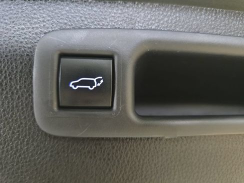 Used 2021 Toyota Highlander XLE AWD/4WD image 14
