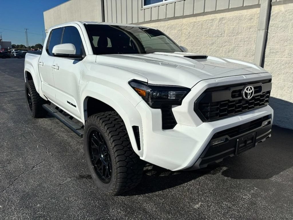 Used 2025 Toyota Tacoma TRD Sport AWD/4WD image 2