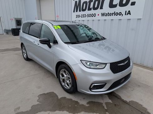 Used 2024 Chrysler Pacifica Limited image 7