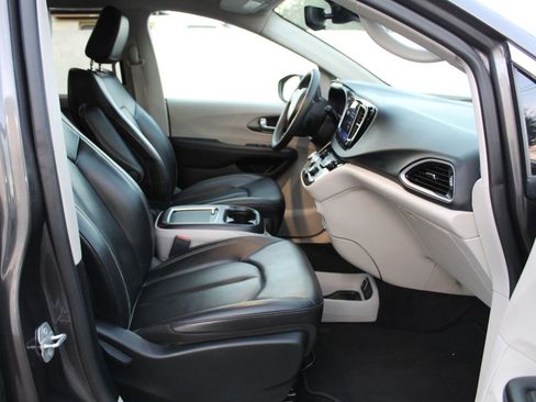 Used 2023 Chrysler Pacifica Touring-L image 11