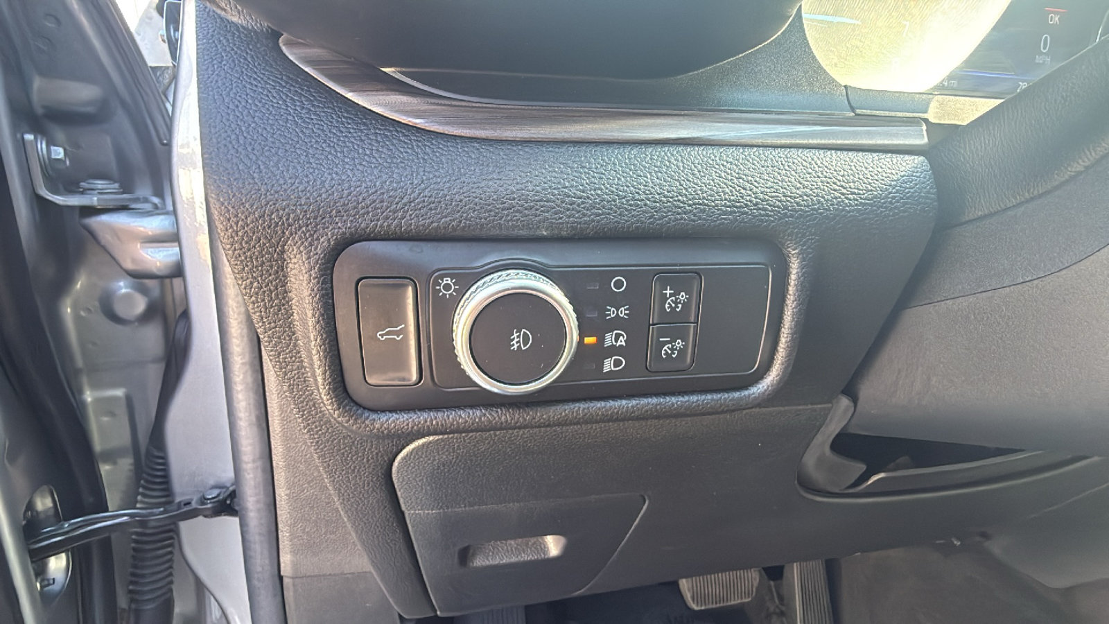 Used 2022 Ford Explorer Limited w/ Equipment Group 301A RWD image 12