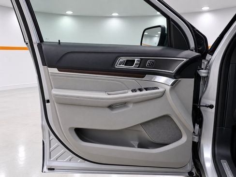Used 2018 Ford Explorer Limited w/ Equipment Group 301A FWD image 10
