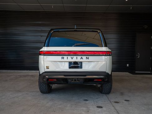Used 2025 Rivian R1S Premium Dual AWD/4WD image 6
