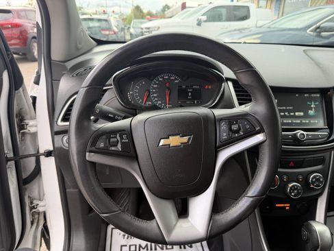 Used 2017 Chevrolet Trax LT w/ LT Convenience Package AWD/4WD image 18