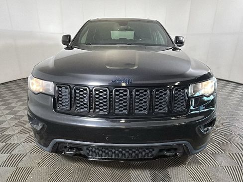 Used 2018 Jeep Grand Cherokee Laredo AWD/4WD image 9