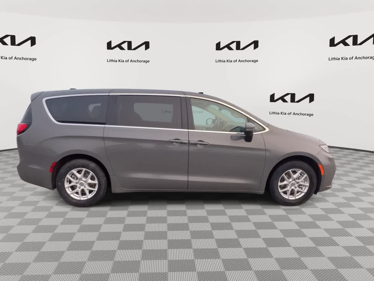 Used 2023 Chrysler Pacifica Touring-L FWD image 9