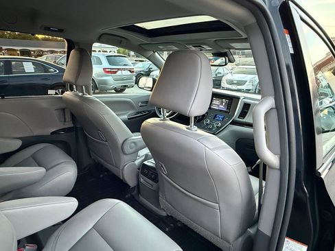 Used 2019 Toyota Sienna XLE FWD image 28