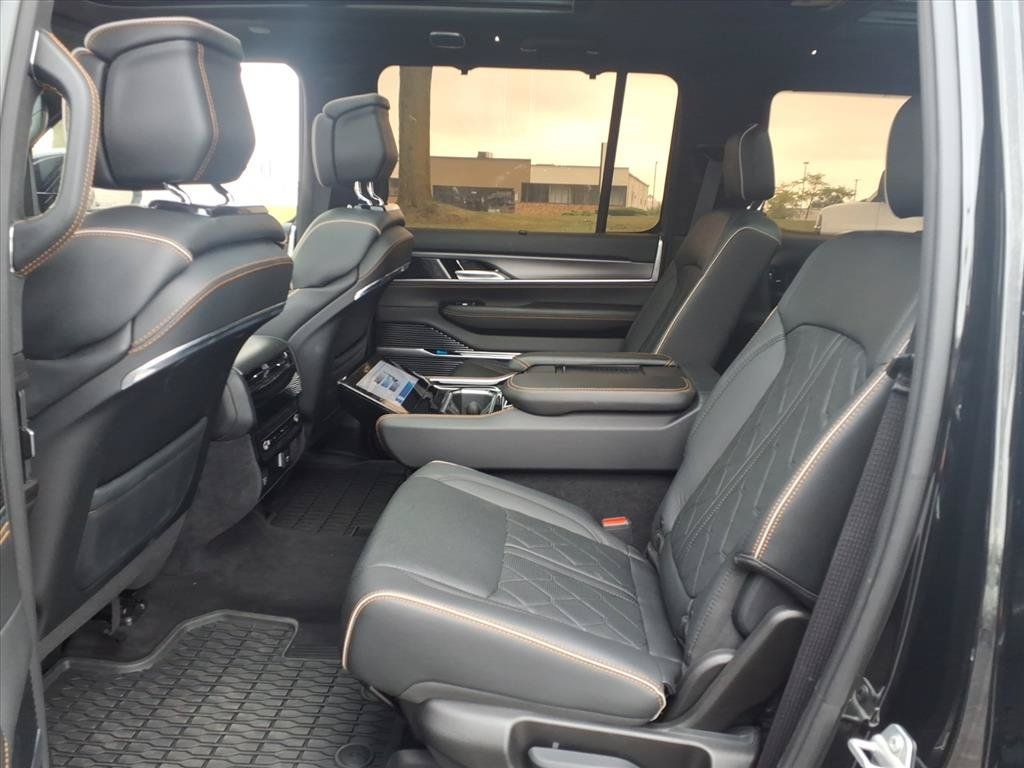 Used 2024 Jeep Grand Wagoneer Series III w/ HD Trailer Tow Package AWD/4WD image 27