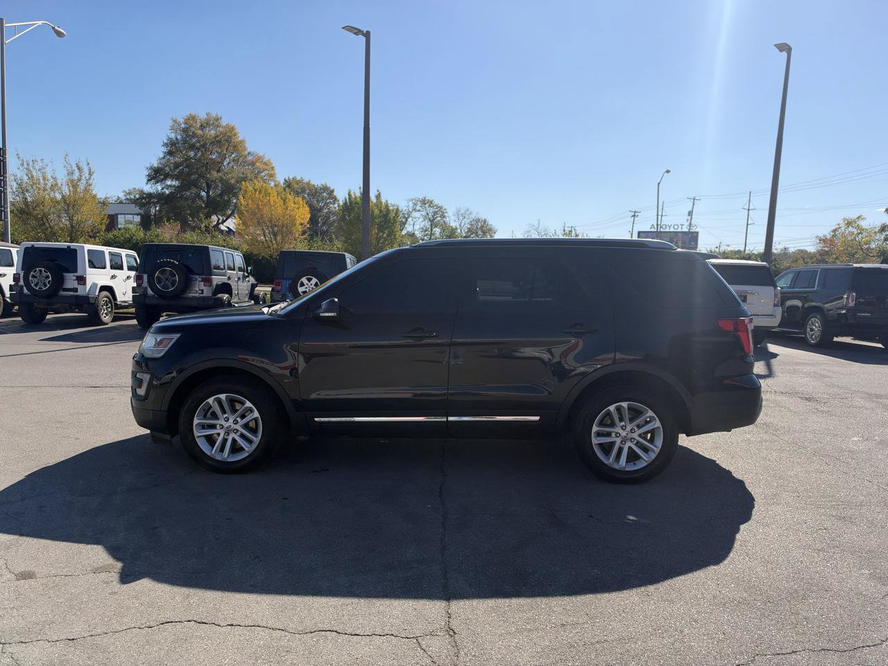 Used 2016 Ford Explorer XLT w/ Equipment Group 202A FWD image 6