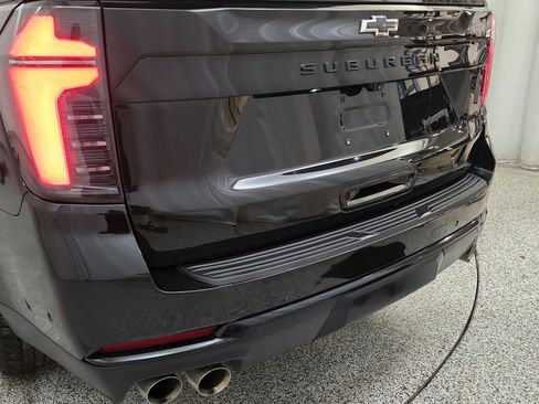 Used 2025 Chevrolet Suburban Z71 AWD/4WD image 28