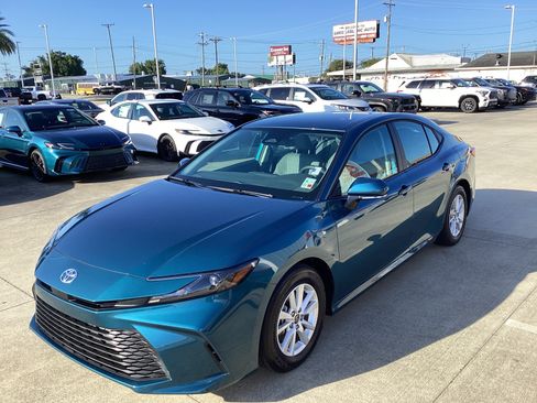 Used 2026 Toyota Camry LE w/ Convenience Package FWD image 3