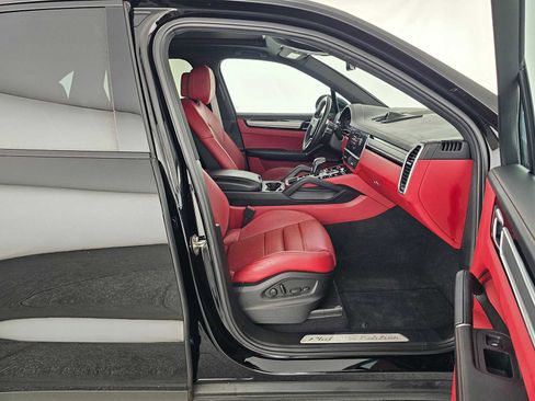 Used 2022 Porsche Cayenne Platinum Edition image 10