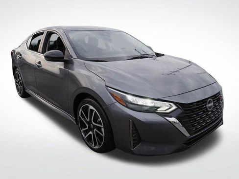 Used 2025 Nissan Sentra SR FWD image 3