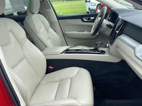 Used 2019 Volvo XC60 T5 Momentum w/ Premium Package FWD image 26