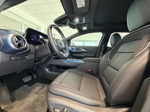 Used 2025 Chevrolet Equinox EV LT w/ Convenience Package II FWD image 2