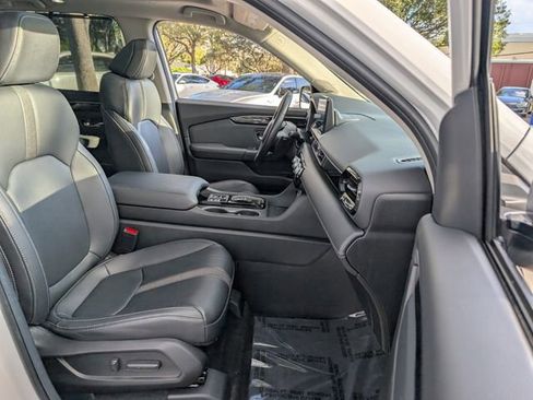 Used 2025 Honda Pilot Touring image 24