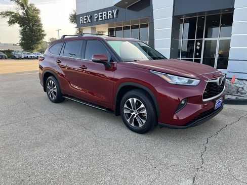 Used 2020 Toyota Highlander XLE FWD image 2