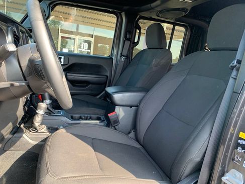 Used 2023 Jeep Gladiator Sport AWD/4WD image 21