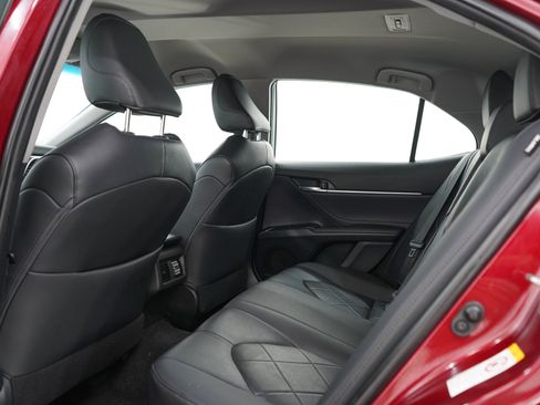 Used 2018 Toyota Camry XLE FWD image 16