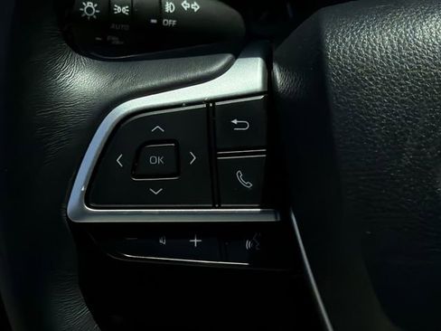 Used 2023 Toyota Highlander LE FWD image 25