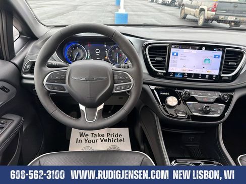 Used 2026 Chrysler Pacifica Limited FWD image 16