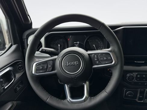 Used 2025 Jeep Wrangler Unlimited Sahara AWD/4WD image 11