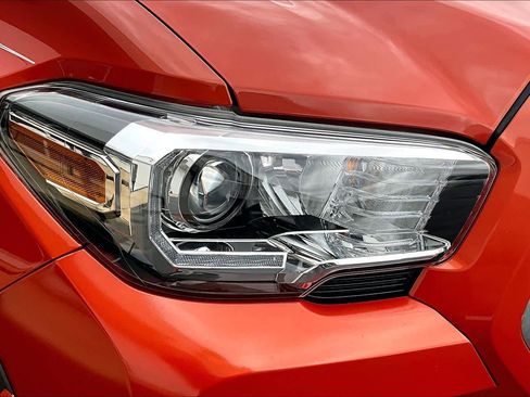 Used 2018 Toyota Tacoma TRD Sport image 26