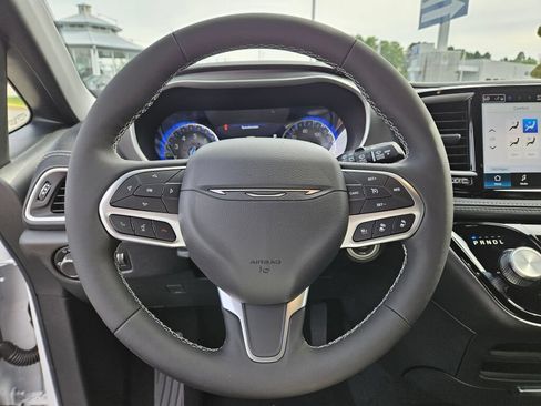 New 2027 Chrysler Pacifica Select AWD/4WD image 21