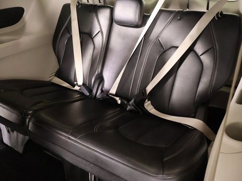 Used 2024 Chrysler Pacifica Touring-L image 12