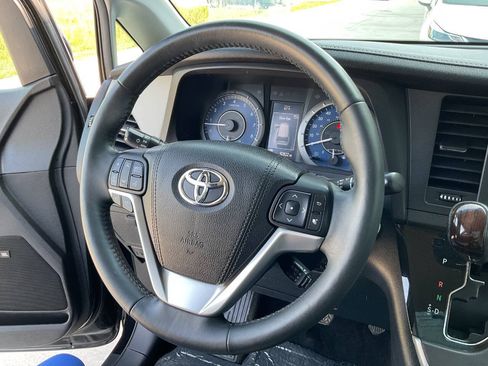 Used 2016 Toyota Sienna Limited w/ Protection Package FWD image 18