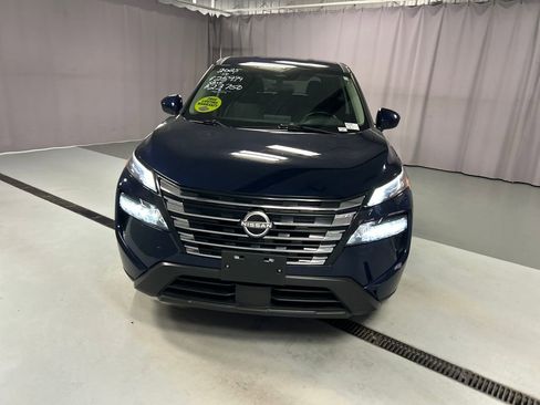 Used 2025 Nissan Rogue SV FWD image 2