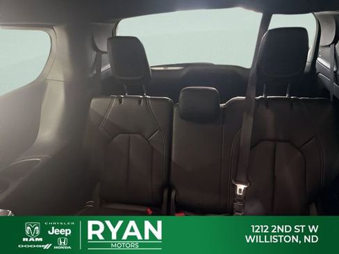 Used 2025 Chrysler Pacifica Select AWD/4WD image 24