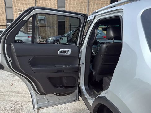 Used 2014 Ford Explorer XLT w/ Equipment Group 202A AWD/4WD image 18