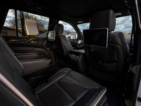 Used 2024 Cadillac Escalade Premium Luxury image 30