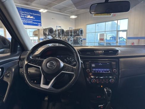 Used 2018 Nissan Rogue SV image 10