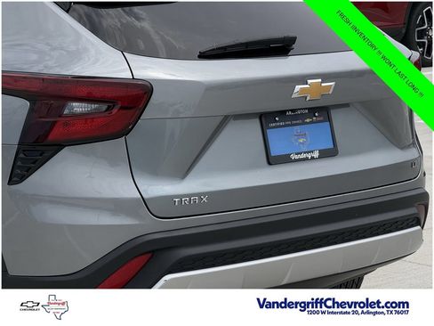 Used 2025 Chevrolet Trax LT w/ LT Convenience Package FWD image 6