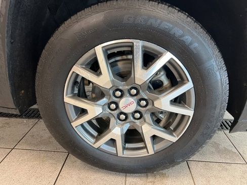 Used 2022 GMC Acadia SLE w/ Driver Convenience Package image 9